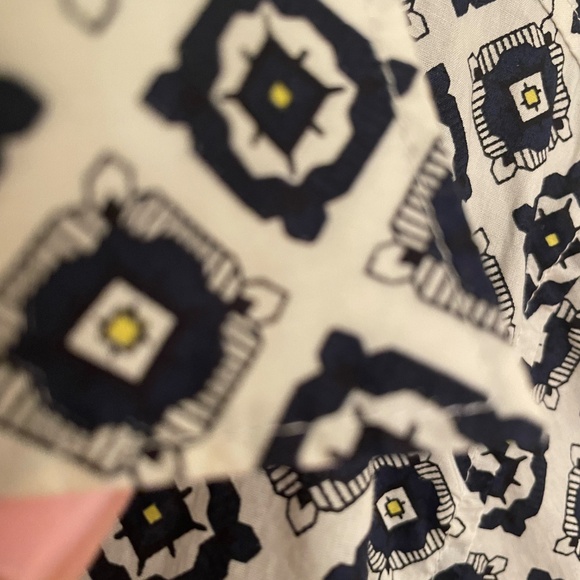 J. Crew medallion navy printed button down shirt size 8 perfect fit 100% cotton - Picture 8 of 11